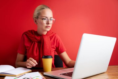 Kafkasyalı hayal kırıklığına uğramış genç bir kadının işte dinlenmeye ihtiyacı var.