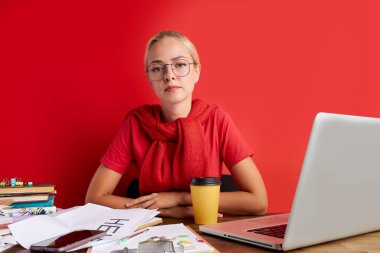 Bilgisayarla çalışan genç ve stresli kadın hayal kırıklığı ve depresyonda.