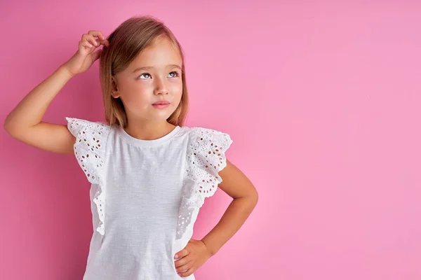 Niña pensativa mirando hacia otro lado, soñando —  Fotos de Stock