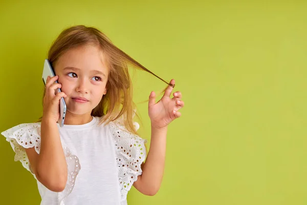 Imádnivaló kaukázusi gyerek lány beszélgetés telefonon — Stock Fotó