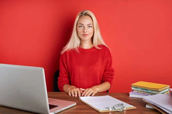 Portret młodej białej blondynki w miejscu pracy — Zdjęcie stockowe