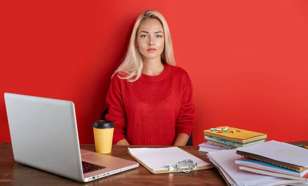 Portret młodej białej blondynki w miejscu pracy — Zdjęcie stockowe