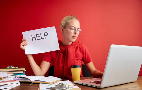 Fiatal stresszes nő dolgozik számítógép laptop frusztráció, depresszió — Stock Fotó