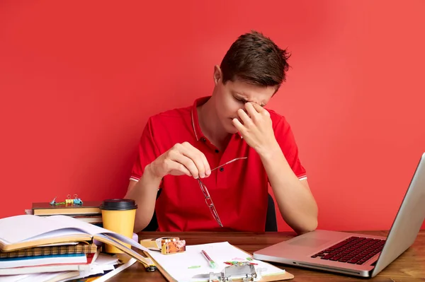 Young stressed caucasian male working with computer laptop in frustration, depression. — Stock Photo, Image