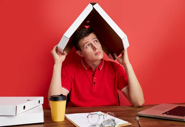 Portret van een jonge blanke man met laptop computer op zijn hoofd — Stockfoto