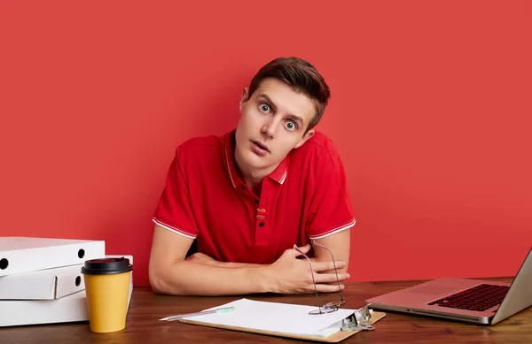 Joven estresado caucásico masculino trabajando con computadora portátil en la frustración, depresión. —  Fotos de Stock