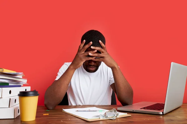 Fiatal stresszes afrikai férfi dolgozik számítógép laptop frusztráció, depresszió — Stock Fotó