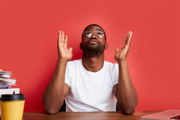 Överarbetad olycklig och frustrerad ung afrikansk man i stress sitter vid skrivbordet — Stockfoto