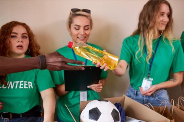 Gençler fakir çocuklar için bağış topluyor