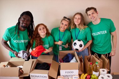 Aktif gençler yiyecek ve giyecek bankasında gönüllü çalışmaktan hoşlanıyor