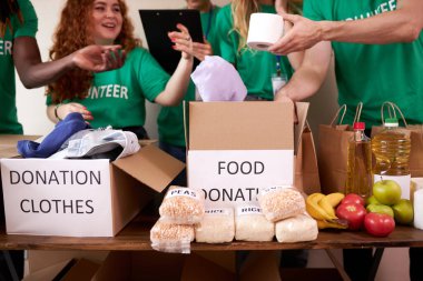 hayır kurumunda çalışan bir grup insan