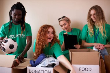 hayır kurumunda çalışan bir grup insan