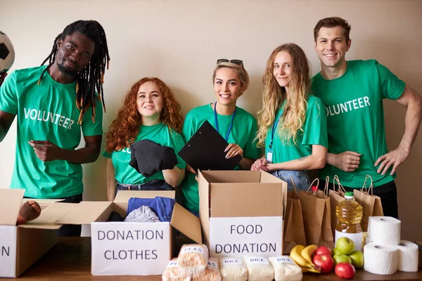 Genç hevesli gönüllüler fakirlere bağış yapıyor.