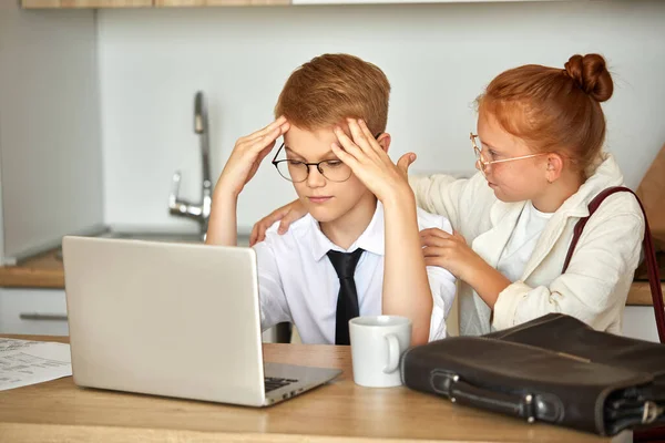 Adorable redhead child girl supports boyfriend — Stock Photo, Image