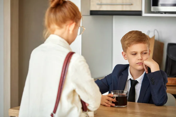 Fiatal gyerekek pár otthon, fiú iszik tea — Stock Fotó