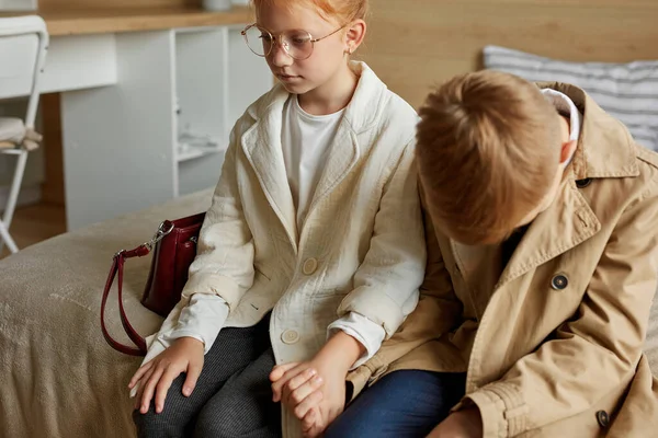 Yorgun çocuklar otelde taksi bekliyor.