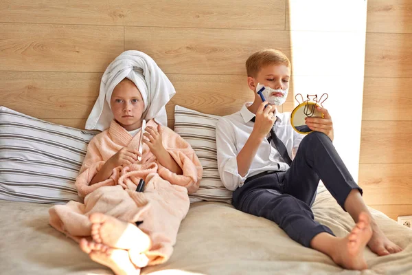 Retrato de un pequeño par de niños pretenden ser adultos —  Fotos de Stock