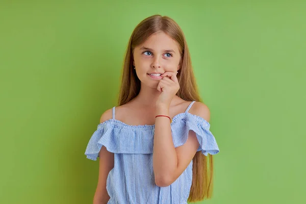 Портрет кавказької красиво виглядає привабливою до чотирнадцяти дівчат, що створюють рішення ізольовано — стокове фото