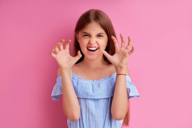 Çılgın genç kız kameraya birini korkutuyor.