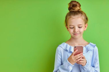 Utangaç, çalışkan kız akıllı telefondan video izleyerek boş zaman harcıyor.