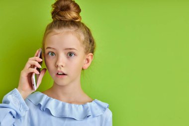 Küçük kız telefondaki haberlere şaşırdı.