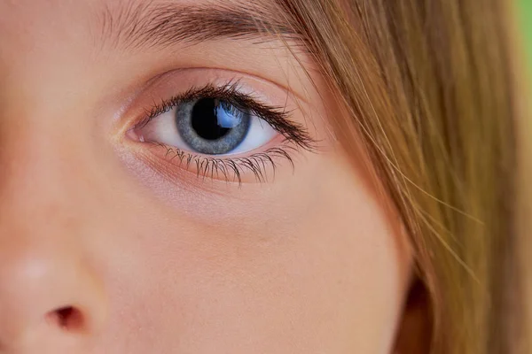 Nahaufnahme Foto von kleinen Mädchen blauen Augen — Stockfoto