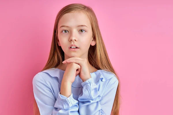 Zelfverzekerd attent kind meisje is in contemplatie — Stockfoto