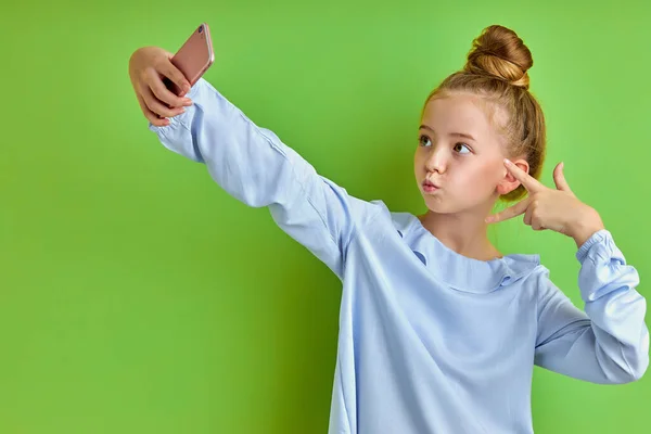 Érzelmi őrült kislány fotózni telefonon, egyedül — Stock Fotó