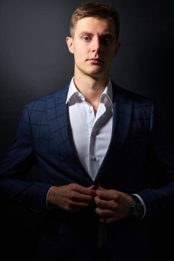 Klasik takım elbise giyen genç adam.