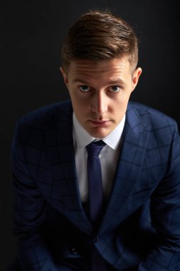 Klasik takım elbiseli masum erkek kameraya bak.