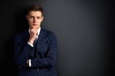 Resmi takım elbiseli düşünceli beyaz adam tefekkür ediyor.