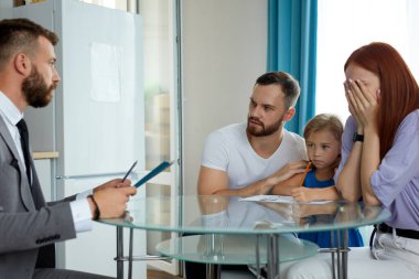 Profesyonel psikolog, kızı olan evli bir aileyi destekliyor.