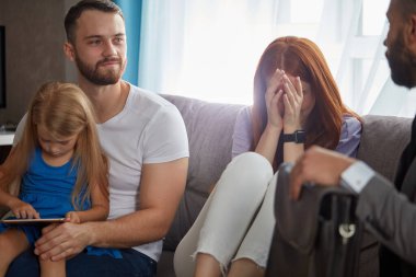 Arkadaş canlısı psikolog aileye boşanmaları için yardım ediyor.