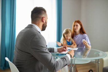 Aile sorunlarını dinleyen psikolog hakkında arka görüş