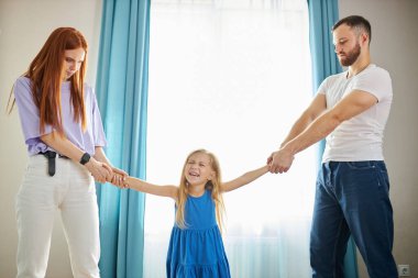 üzgün kız ebeveynlerin boşanmasına üzülüyor.