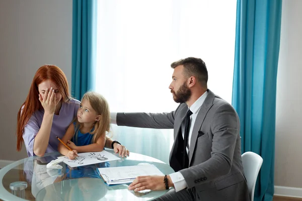 Elvált egyedülálló vörös hajú anya gyermekkel kap segítséget szakmai pszichológus — Stock Fotó