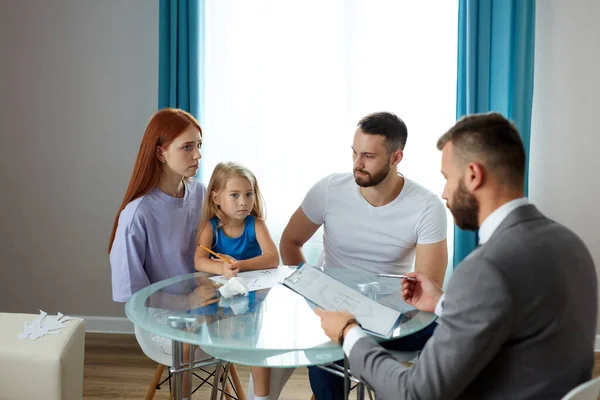 friendly psychologist help family going to be divorced