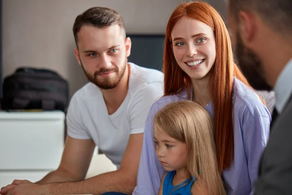 Rödhårig kvinna med man och dotter pratar känslomässigt om sina problem med psykolog — Stockfoto