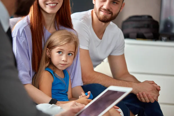 Mladá bělošská rodina získat konzultaci realitní makléř — Stock fotografie