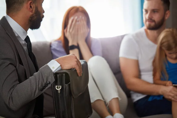 Szülés utáni depresszióban szenvedő vörös hajú nő — Stock Fotó