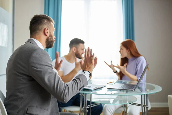 Psicólogo seguro escuchar los problemas de pareja — Foto de Stock