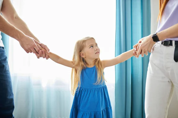 Ledsen dotter känner sig upprörd över föräldrar skilsmässa — Stockfoto