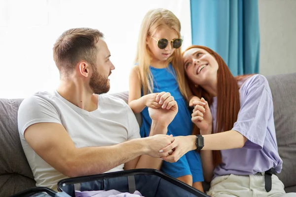 Felice giovane famiglia pronta a viaggiare, concetto di viaggio — Foto Stock