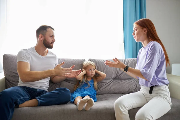 Genitori caucasici divorziati che discutono sulla custodia dei figli — Foto Stock