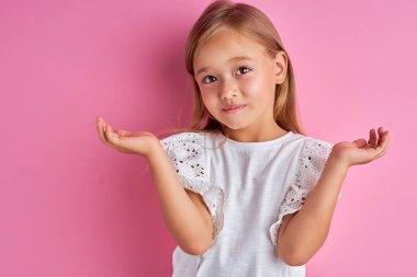 Yanlış anlaşılma kız. Kameraya bak.