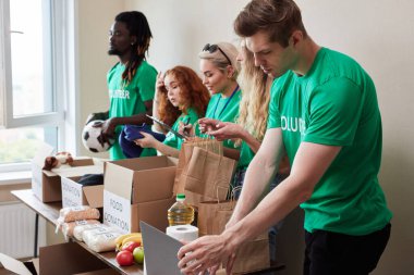 Çeşitli gönüllüler takım olarak çalışır.