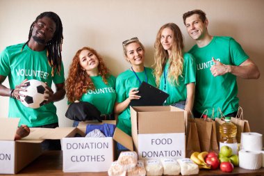 Aktif gençler yiyecek ve giyecek bankasında gönüllü çalışmaktan hoşlanıyor