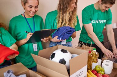 hayır kurumunda çalışan bir grup insan