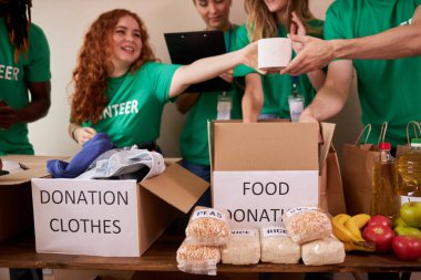 Genç çoklu etnik gruptan insanlar yardım için bir araya geldiler.