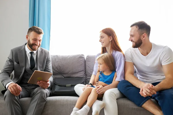 Psychologue professionnel soutenir jeune famille mariée avec fille — Photo